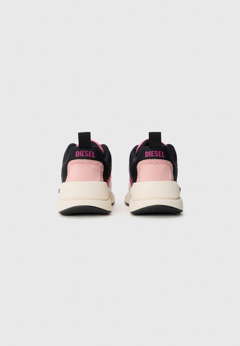 Baskets de sport noires et roses avec une embase arrière texturée rose, une semelle intermédiaire crémée contrastante et une semelle extérieure noire. "DIESEL" imprimé sur le talon.
