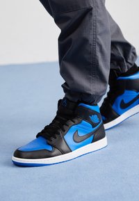AIR JORDAN 1 MID - Aukšto profilio sportbačiai - black/royal blue/white