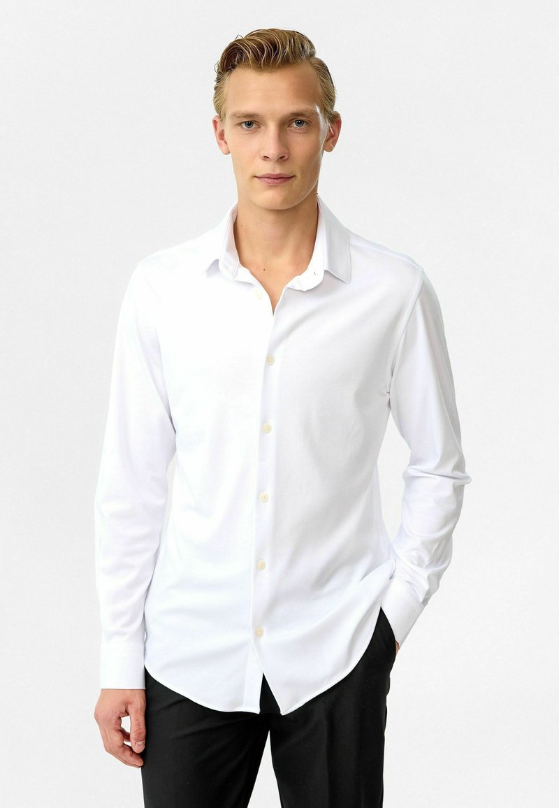 Witte lange mouwen knoopshirt met een puntige kraag en afgeronde zoom, voorzien van beige knopen en een glad, effen textuur.