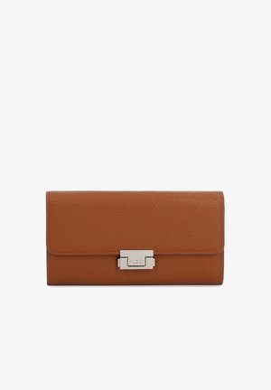 Hellbraune Lederbrieftasche mit strukturierter Oberfläche, ausgestattet mit einem silberfarbenen Verschluss und rechteckiger Form. Schließt mit einer Klappe.