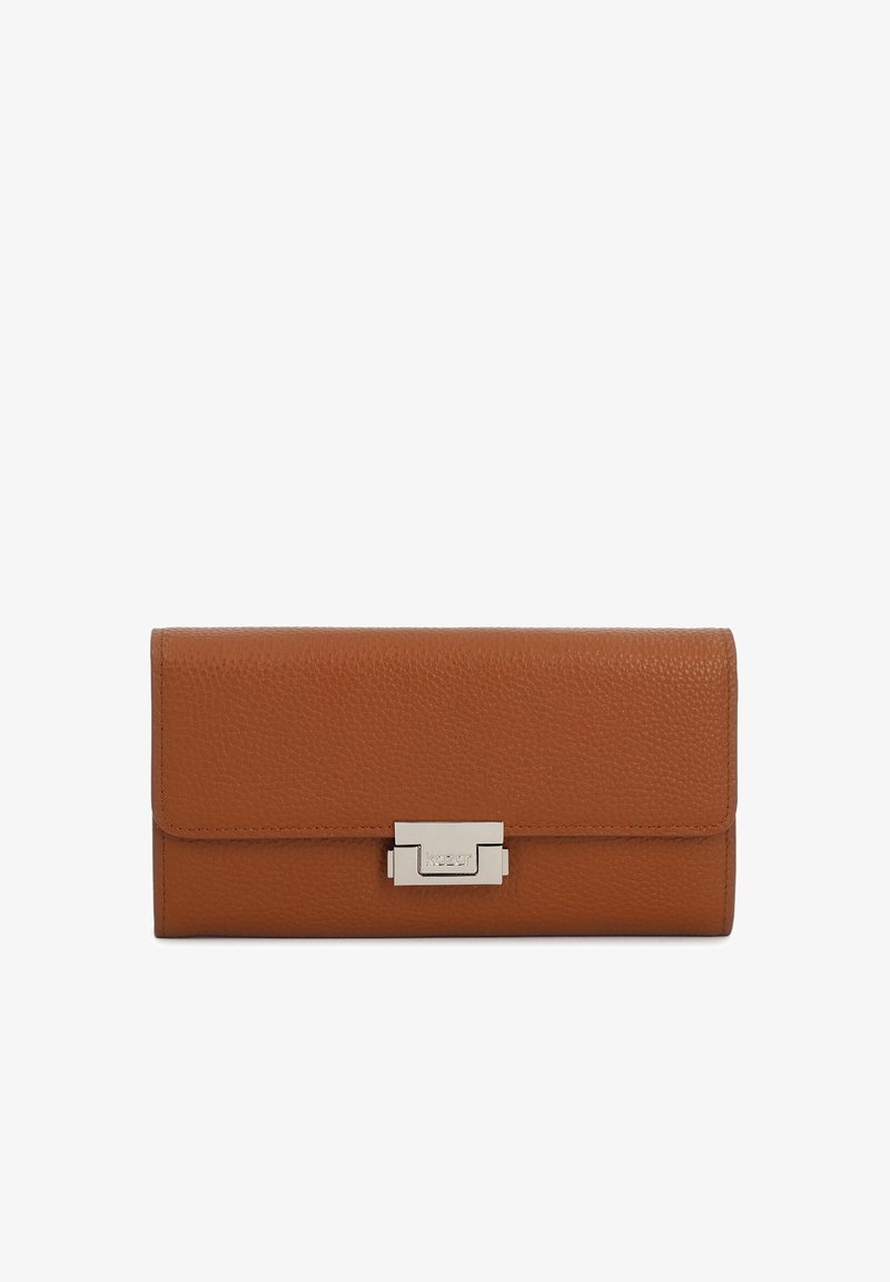 Portefeuille en cuir marron clair avec une finition texturée, doté d'un fermoir de couleur argentée et d'une forme rectangulaire. Se ferme avec un rabat.