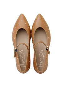 Bailarinas de cuero marrón con puntas afiladas y acentos de tachuelas doradas. Incluyen una correa para el tobillo y una textura suave y mate.