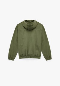 Chaqueta con capucha de color verde oliva, con puños y dobladillo elásticos, que presenta una textura suave y un diseño minimalista. La vista trasera destaca la simplicidad.