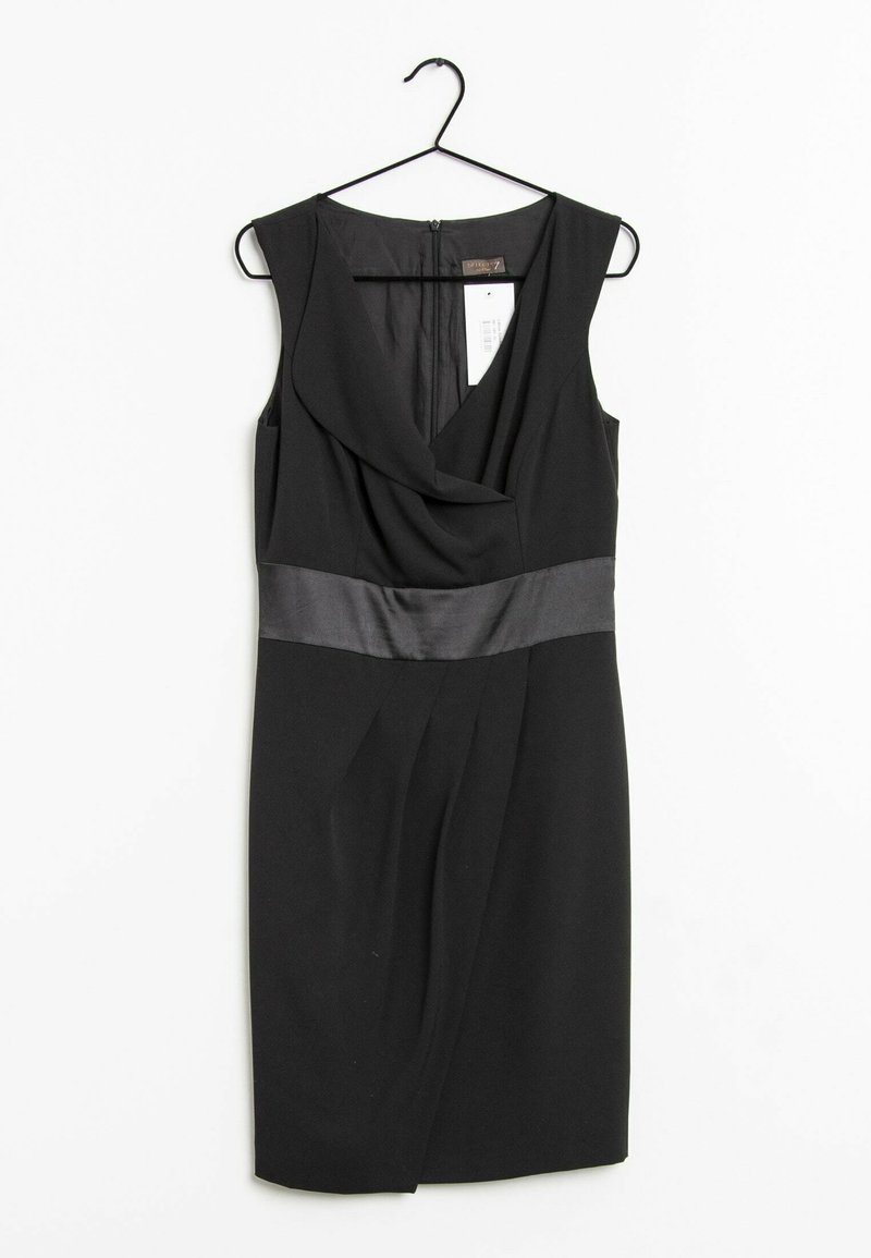 Robe noire sans manches avec col drapé et ceinture en satin, suspendue à un cintre noir avec une étiquette de prix blanche attachée.