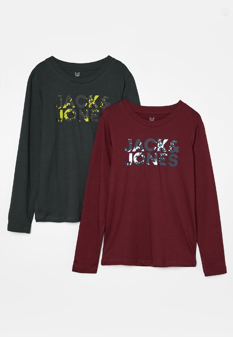 Dos camisetas de manga larga, una de color gris oscuro con el texto amarillo "JACK & JONES", y una marsala con el texto azul y blanco "JACK & JONES", sobre fondo blanco.