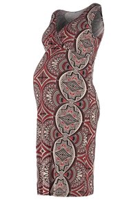 Robe de maternité sans manches à silhouette cintrée avec motifs géométriques circulaires rouges, noirs et beiges.