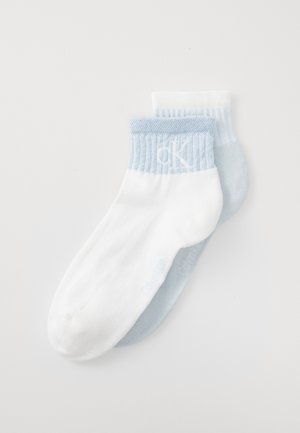 Baumwoll-Sneaker-Socken in Weiß und Hellblau, mit gerippten Bündchen und dezenten Logos. Weicher Stoff mit bequemer Passform.