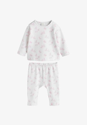 Babykleding van katoen bestaande uit een shirt met lange mouwen en een broek met elastische taille, beide met een witte achtergrond en roze konijnenpatronen.