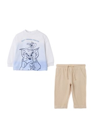 Chemise à manches longues blanche avec un dégradé bleu, ornée des mots "Meilleurs Amis Pour Toujours" et d'un dessin animé de chat et souris, associée à un pantalon beige côtelé avec cordon de serrage.