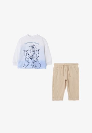 Camisa de manga larga con degradado blanco y azul con "Mejores Amigos Para Siempre" y dibujos animados de gato y ratón, combinada con pantalones beige acanalados con cordón.