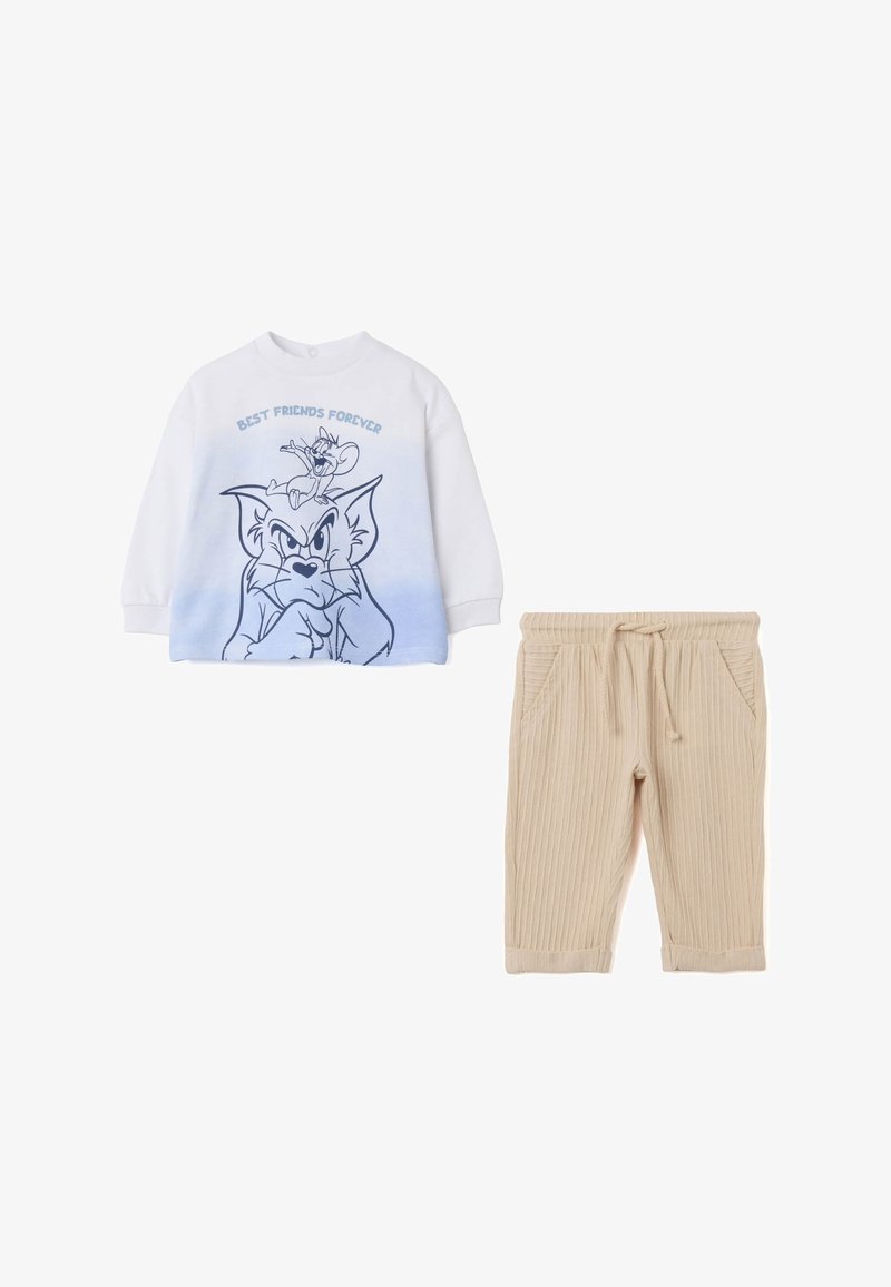 Chemise à manches longues blanche avec un dégradé bleu, ornée des mots "Meilleurs Amis Pour Toujours" et d'un dessin animé de chat et souris, associée à un pantalon beige côtelé avec cordon de serrage.