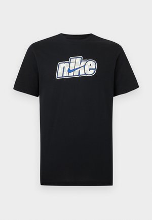 Zwart T-shirt met korte mouwen en een groot wit-blauw Nike-logo en swoosh in het midden van de borst.