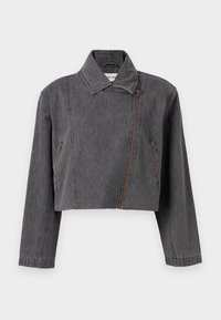 Giacca di jeans corta in grigio scuro, con collo a punta, chiusura asimmetrica con zip e due tasche con zip per un design moderno.