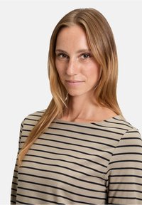 Beige Langarmoberteil mit schwarzen horizontalen Streifen, rundem Halsausschnitt und weicher Textur. Der glatte Stoff fällt schön über den Körper.