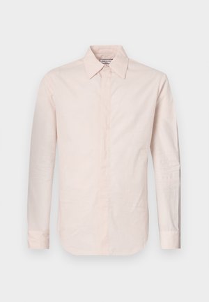 Camisa de manga longa rosa claro, feita de tecido suave, com colarinho pontudo, fecho de botão e uma bainha levemente curva.
