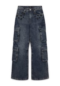 Pantalons cargo en denim foncé avec une coupe large, plusieurs poches latérales et des détails décoratifs en perles noires sur le devant.