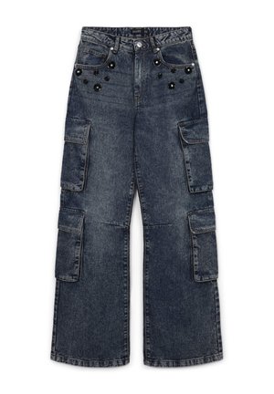 Pantaloni cargo in denim scuro con gamba larga, multiple tasche laterali e dettagli decorativi in perline nere sul davanti.