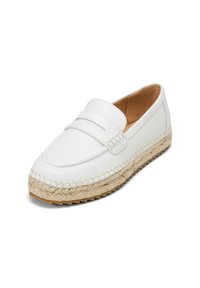 Hvide læder loafers med en vævet jute sål, der har to vandrette dekorative striber på oversiden og et afrundet tådesign.
