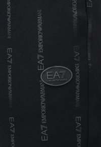 EA7 Emporio Armani TRAIN GRAPHIC MONOGRAM - Dresside alumine osa - black/white