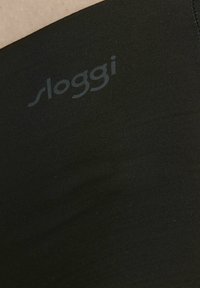 Schwarze Stretch-Stoff-Unterhose mit glatter Textur, die über ein dezentes "sloggi"-Logo am Bund verfügt. Einfaches, nahtloses Design für zusätzlichen Komfort.
