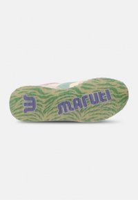 De zool van de sneaker heeft een gestructureerd groen patroon met het paarse "MARUTI"-logo, ontworpen voor grip. Het materiaal lijkt duurzaam en flexibel.