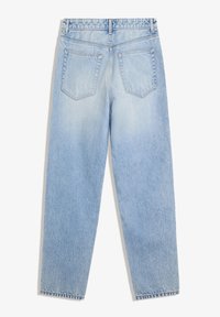 Lichtblauwe high-waist rechte jeans met twee achterzakken en riemlussen, plat van achter bekeken op een witte achtergrond.