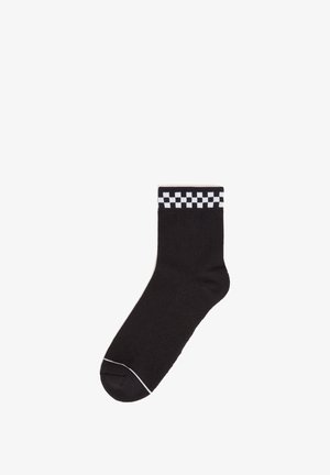 Schwarze Baumwollsocke mit einem weißen Schachbrettmuster am Bündchen. Verfügt über eine glatte Textur und die Standardform einer Socke.