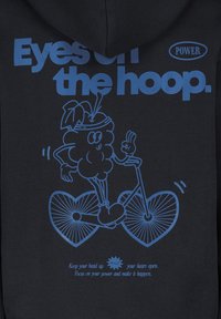 Schwarzer Hoodie mit einem blauen Grafikdesign von einer Cartoontraube auf einem Dreirad. Der Text beinhaltet "Augen auf den Korb" und motivierende Phrasen darunter.