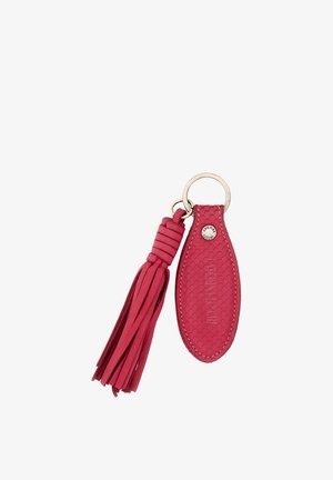 Portachiavi in pelle rossa con targhetta ovale testurizzata con il marchio "Caterina Lucchi" e nappina attaccata, collegato da un anello metallico.