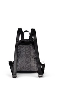 Zaino in pelle nera con motivo monogram grigio, dotato di spallacci regolabili, una maniglia superiore e una finitura liscia.
