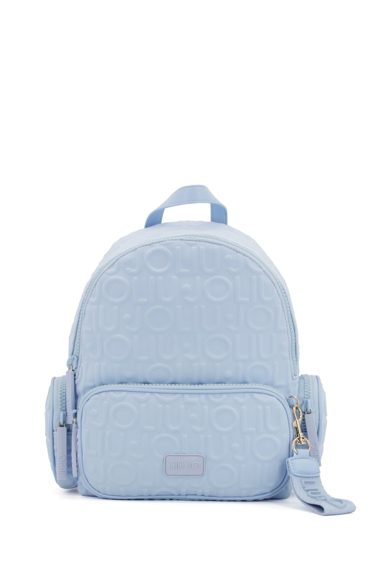 Zaino light blue realizzato in materiale testurizzato, con una forma arrotondata, tasca frontale con zip e dettaglio del logo accentuato sulla superficie.