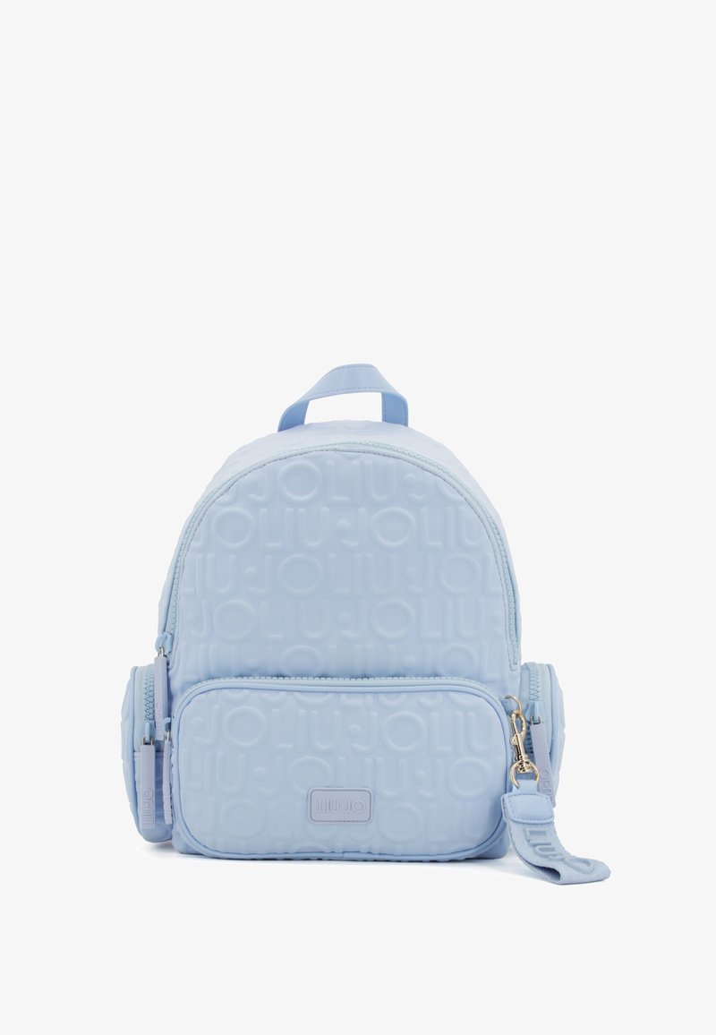 Zaino light blue realizzato in materiale testurizzato, con una forma arrotondata, tasca frontale con zip e dettaglio del logo accentuato sulla superficie.