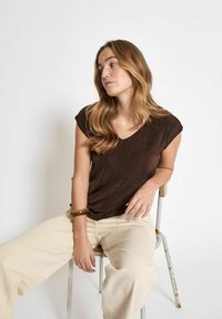 Desires BOB SHORTSLEEVE SHIMMER - Navadna majica - java brown