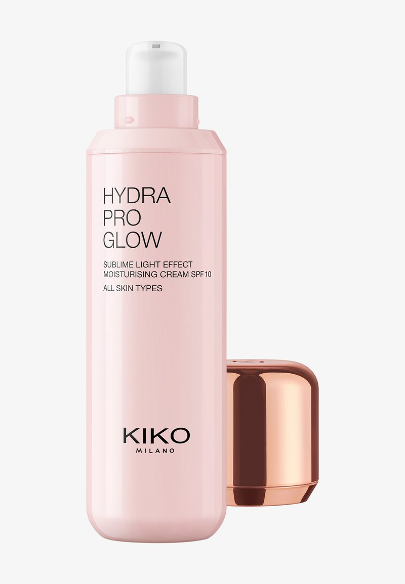 Rosa flaske med KIKO Milano Hydra Pro Glow fuktighetskrem med SPF 10, med rose gull-farget lokk ved siden av.