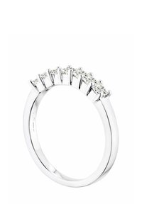 Srebrn prstan, ki vsebuje vrsto sedmih majhnih, okroglih, belih draguljev, nastavljenih v elegantnem pasu s poliranim zaključkom.