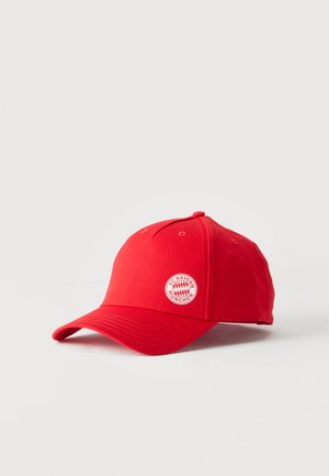 Cappellino da baseball rosso con il logo del FC Bayern München sul davanti, su uno sfondo chiaro e uniforme.