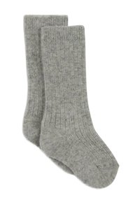 Chaussettes grises à côtes, fabriquées en matériau doux, d'une longueur mi-mollet et à la texture lisse, adaptées pour un usage décontracté.
