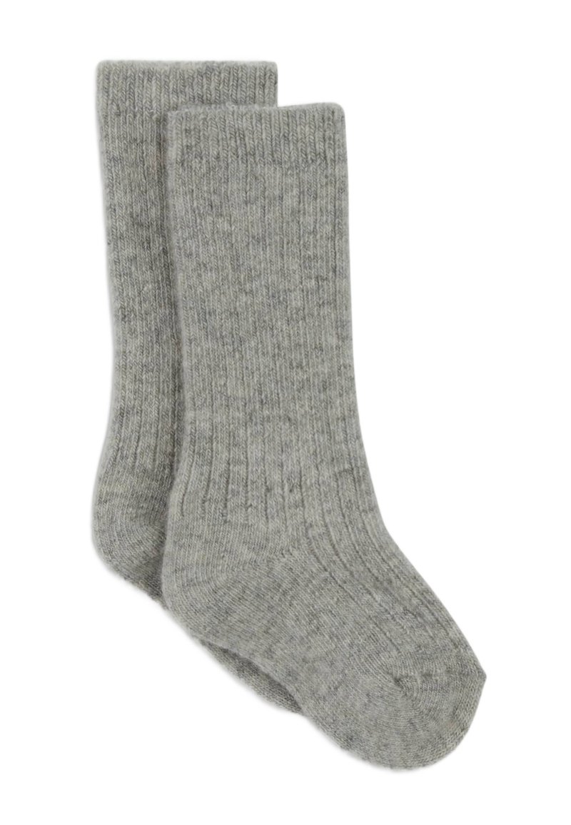 Chaussettes grises à côtes, fabriquées en matériau doux, d'une longueur mi-mollet et à la texture lisse, adaptées pour un usage décontracté.