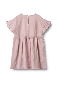Vestido corto para bebé de color rosa claro con textura, mangas cortas con volantes, cintura fruncida y un cierre con un solo botón en el cuello posterior.
