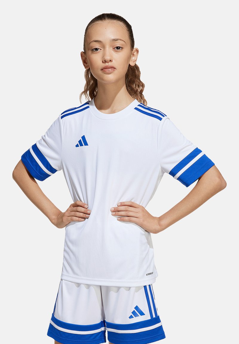 Maillot de sport blanc avec des accents bleus et des manches rayées, associé à un short assorti. Fabriqué en tissu léger. Logo de la marque visible.