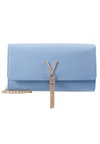 Ljusblå plånbok i konstläder med en vikbar klaff, som har en guldfärgad V-logotyp och en kedjehänge detalj. Inkluderar en gulddfärgad kedjestraps.