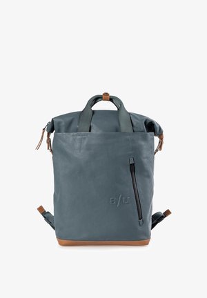 Blauer Rolltop-Rucksack mit vorderer Reißverschlusstasche, doppelten Stoffgriffen, Lederakzenten und geprägt "a/u"-Logo auf der unteren rechten Seite.