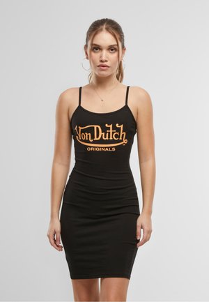 Čierne šaty na ramienka s tenkými popruhmi, so zlatým textom "Von Dutch Originals". Priliehavý strih, hladká textura, dĺžka po kolená.