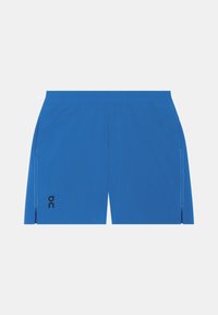 Shorts de sport bleus avec taille élastique, poches latérales, petit logo noir près de l'ourlet gauche et petites fentes latérales en bas.