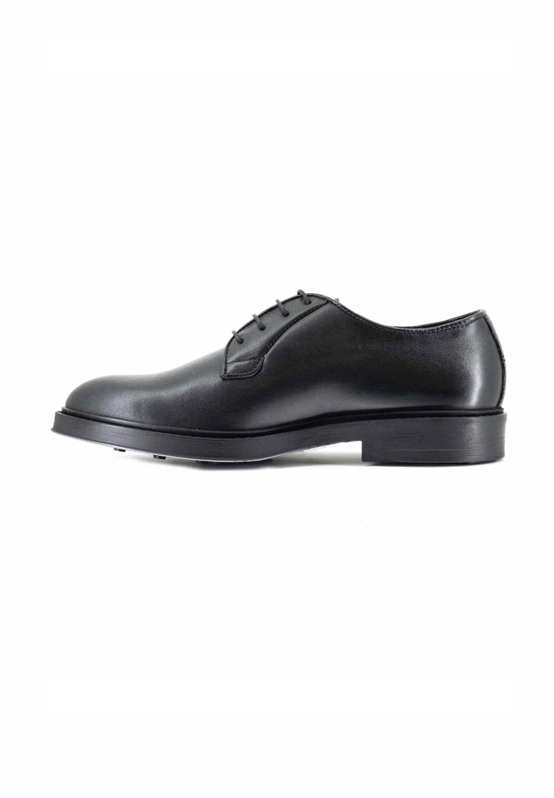Scarpa da uomo in pelle nera con una texture liscia, punta arrotondata, design con lacci a cinque fori e tacco basso impilato.