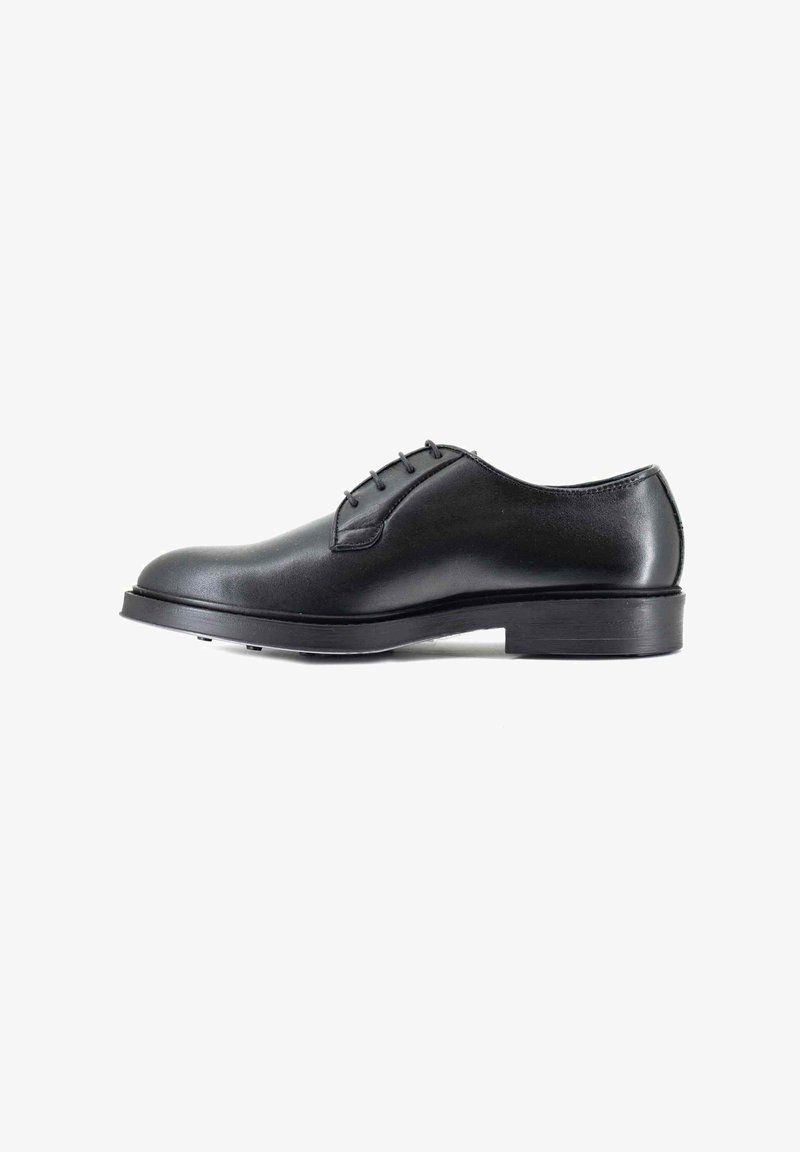 Scarpa da uomo in pelle nera con una texture liscia, punta arrotondata, design con lacci a cinque fori e tacco basso impilato.