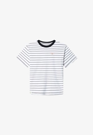 T-shirt blanc à manches courtes avec fines rayures horizontales bleu marine, col côtelé bleu marine et petit logo sur la poitrine. Matière en coton.