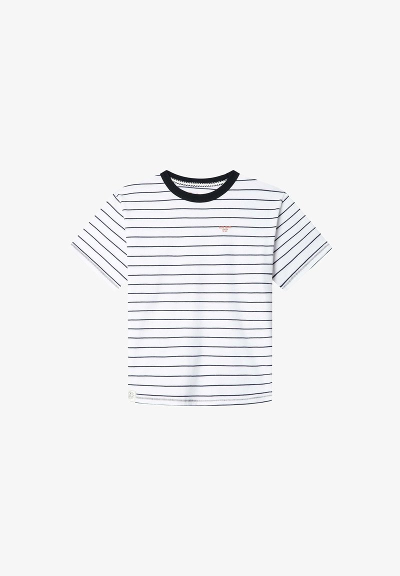 Camiseta blanca de manga corta con finas rayas horizontales en azul marino, cuello acanalado azul marino y pequeño detalle de logo en el pecho. Material de algodón.