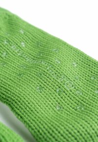 Grüner, strukturierten Socken mit einem Strickdesign und erhabenen, klaren Punkten. Der Stoff wirkt weich mit einem durchgehenden Rippenmuster.