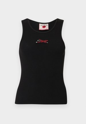 Juodas be rankovių, briaunuotas tankinis viršus su mažuoju raudonu ir baltu siuvinėtu bėgančiu šuniuku, esančiu poapvaliu kaklo iškirpimu.